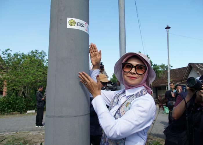 Kementerian ESDM Salurkan Bantuan PJUTS di Sragen dan Madiun  - Gambar 3