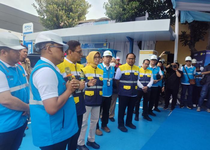 Tinjau Persiapan Nataru, Wamen ESDM Tinjau SPKLU Rest Area KM 57 - Gambar 1