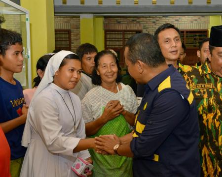 Tinjau Posko Pengungsian di Tapanuli Tengah, Menteri Bahlil Pastikan Akses Energi Segera Pulih