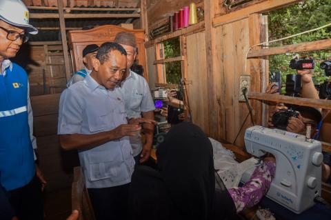 Program Pasang Listrik Gratis Terangi Rumah Ruslam, Hadirkan Senyum di Musi Banyuasin