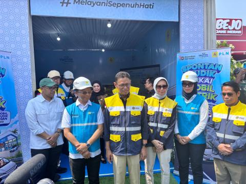 Mudik Nyaman Bersama, Wamen ESDM Tinjau Kesiapan SPKLU di Jawa Tengah