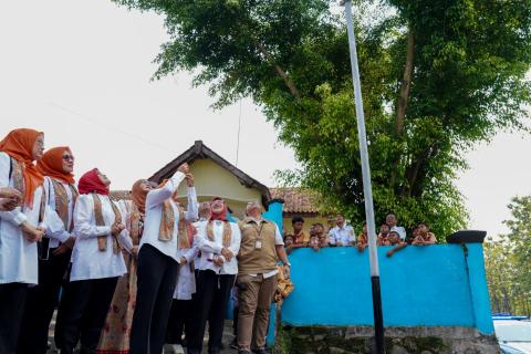 Kementerian ESDM Salurkan Bantuan PJUTS di Sragen dan Madiun 