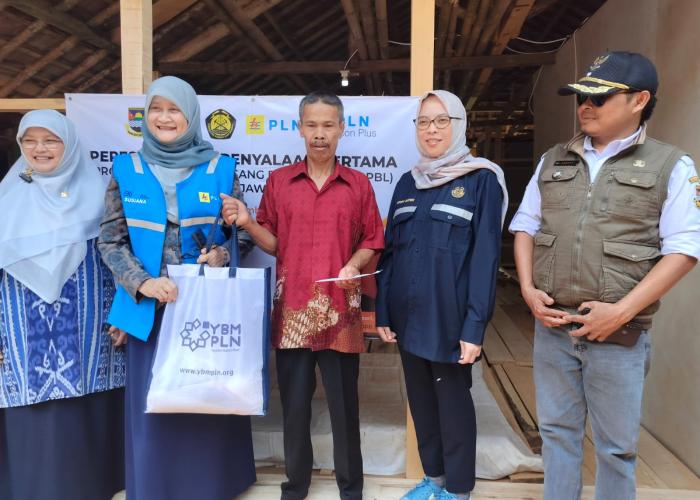 22.000 Warga Jawa Barat Terima Bantuan Pasang Listrik Gratis Sepanjang 2023 - Gambar 3