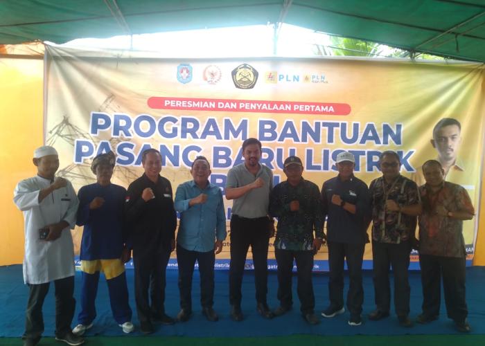 2.992 Rumah Tangga Tidak Mampu di Kubu Raya Terima Bantuan Pasang Baru Listrik  - Gambar 2