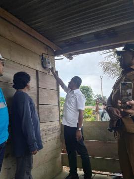 Kunjungi Kampung Berber Papua, Menteri Bahlil Cek Langsung Realisasi Listrik Desa