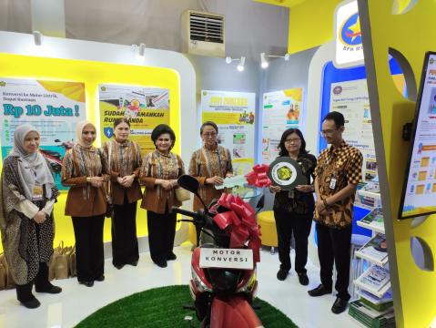 Kementerian ESDM Serahterimakan Motor Konversi Listrik kepada Pemkot Surakarta pada Dekranas Expo